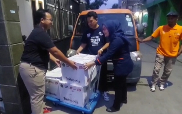 Karyawan Pos Indonesia menyiapkan pengiriman paket dari jemaah haji di Tanah Suci ke Indonesia