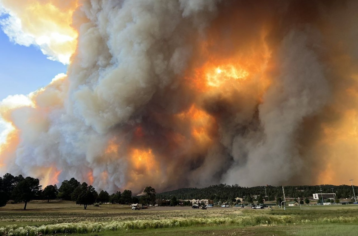 Sedikitnya satu orang dilaporkan tewas akibat kebakaran hutan yang terus berkobar di New Mexico, mengakibatkan ribuan penduduk dievakuasi. 