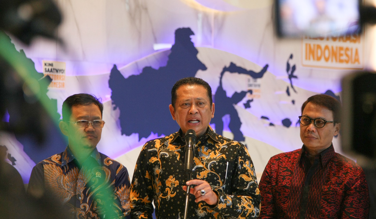 Ketua MPR, Bambang Soesatyo (tengah) didampingi jajaran pimpinan MPR RI dan jajaran pimpinan DPP Partai NasDem 