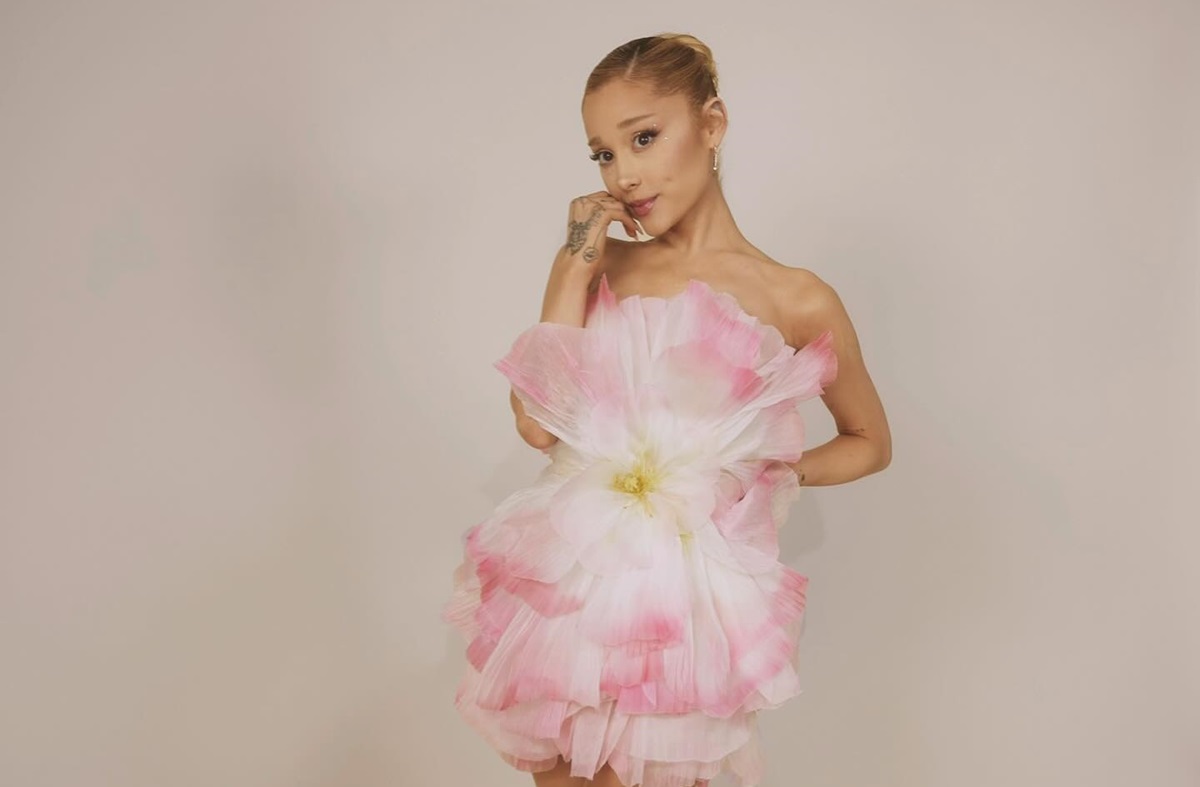 Ariana Grande menjelaskan mengenai perubahan drastis dalam suara bicaranya yang menarik perhatian penonton pada episode podcast 