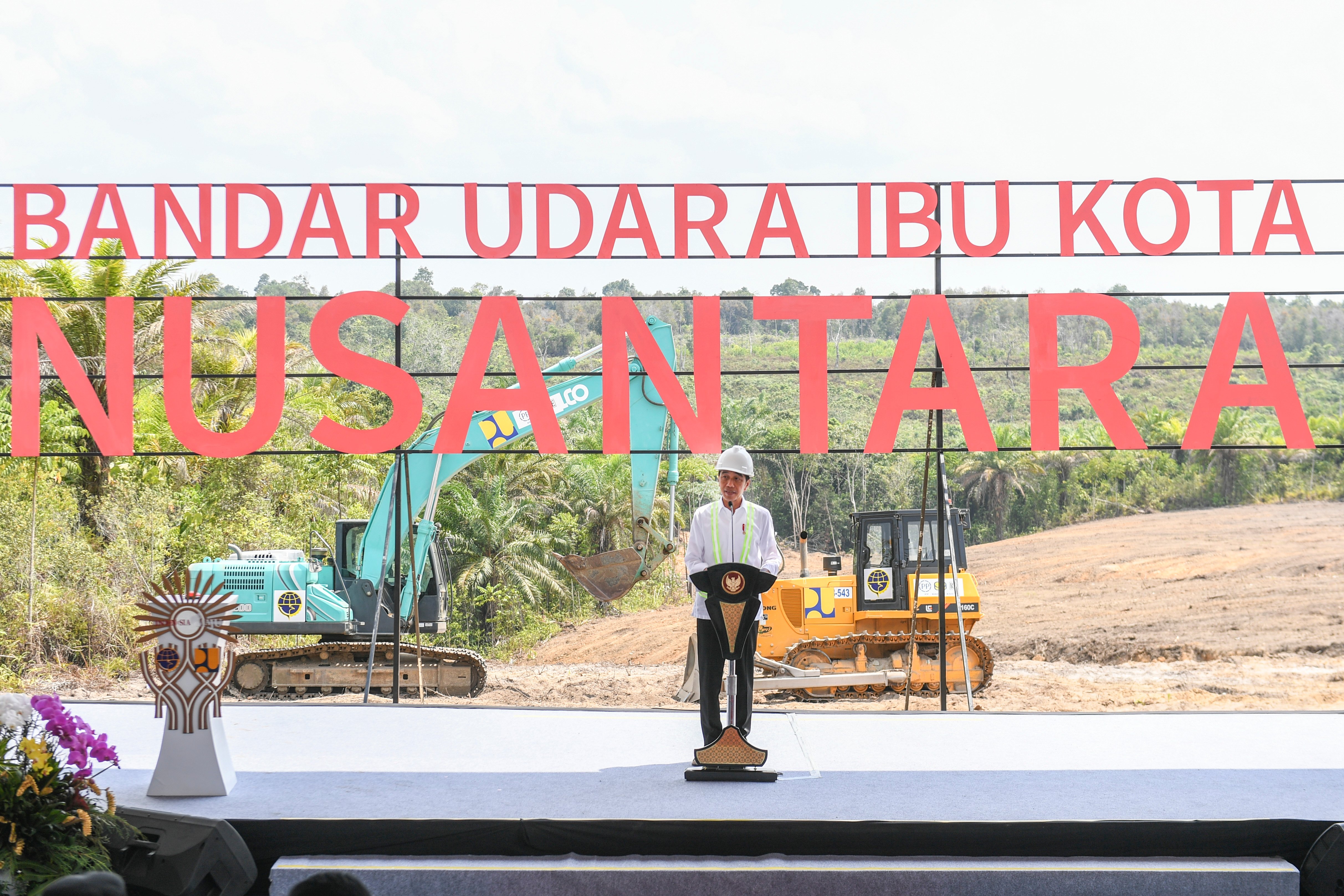 Presiden Joko Widodo memberikan sambutan saat ground breaking Bandara Ibu Kota Nusantara di Penajam Paser Utara, Kalimantan Timur. 