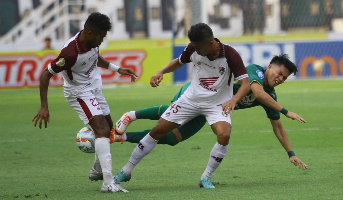 Pesepak bola Persebaya Muchamad Wildan Ramdhani (kanan) terjatuh saat berusaha melewati pesepak bola PSM