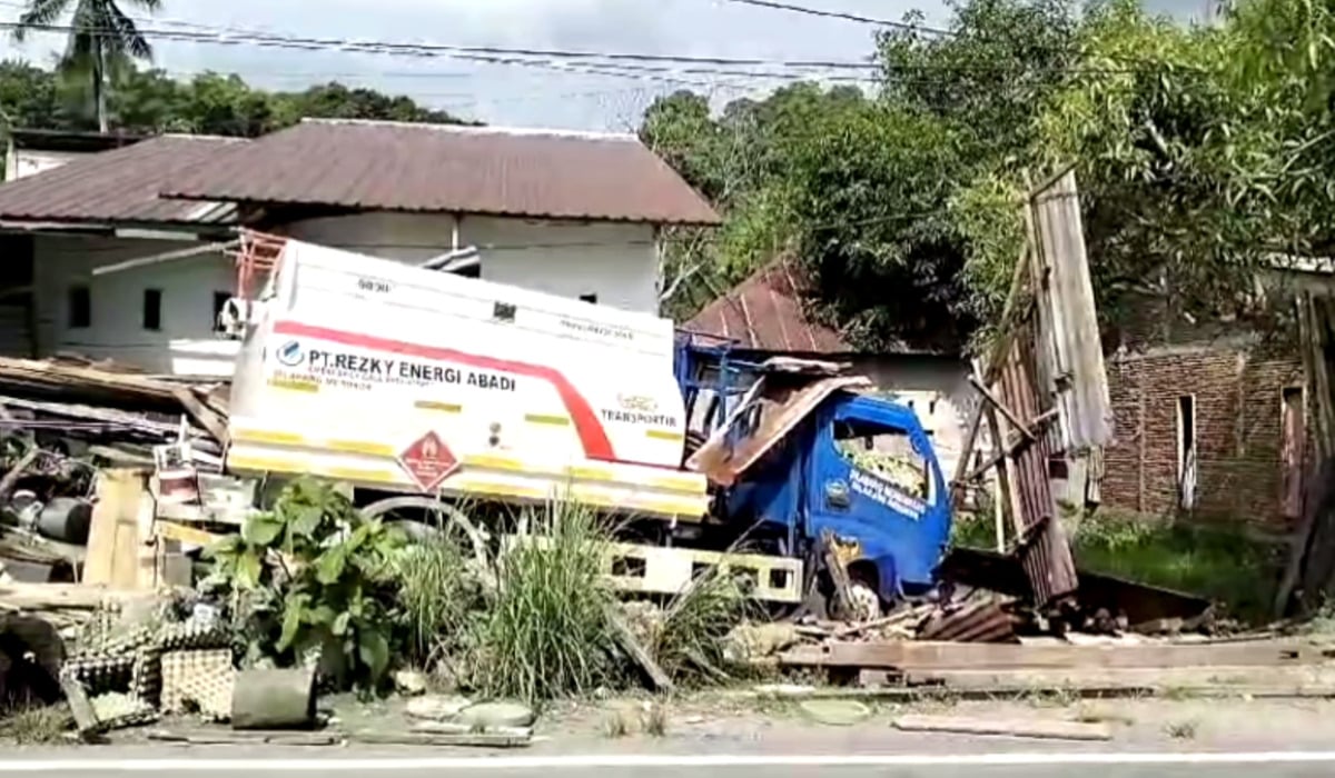 Oleng, Truk Tangki BBM Tabrak Rumah Warga di Majene Sulbar.