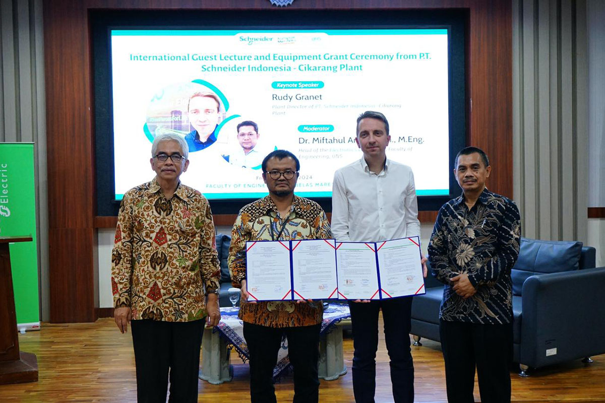 Pendonasian panel listrik dan alat uji elektrikal kepada Jurusan Teknik Elektro, Universitas Sebelas Maret dari Schneider Electric.
