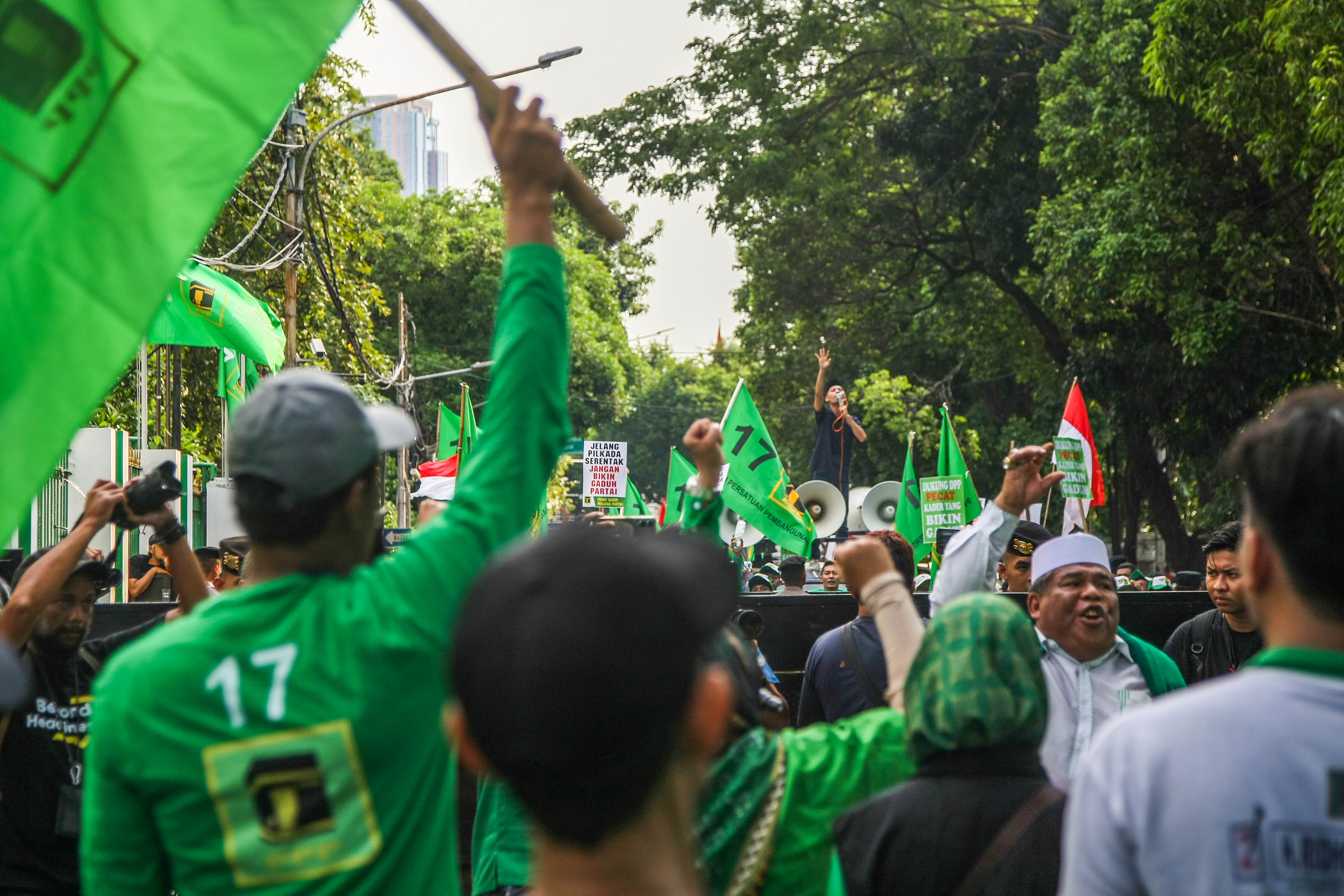 Massa PPP melakukan orasi
