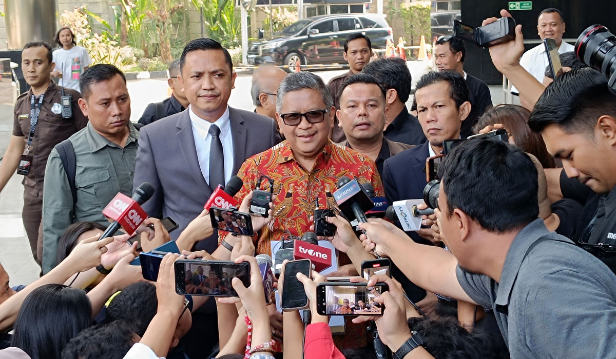 Sekjen Partai Demokrasi Indonesia (PDIP) Hasto Kristiyanto (tengah).