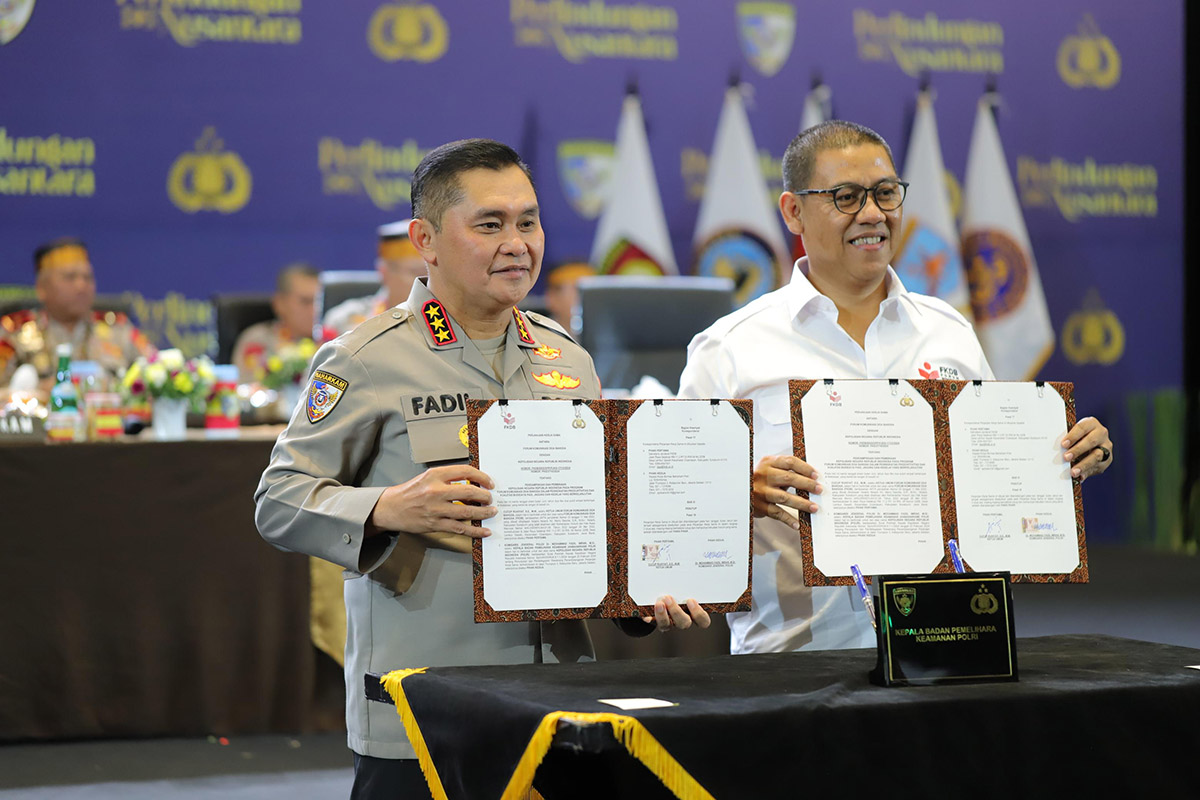 Kabaharkam Polri Komjen Mohammad Fadil Imran (kiri) dan Ketua Umum Forum Komunikasi Doa Bangsa (FKDB), Cucup Ruhiyat.