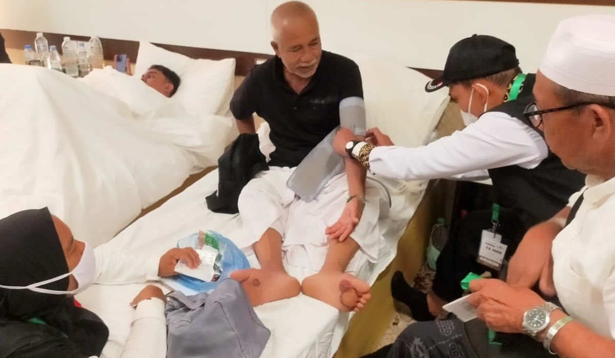 Aktivitas jemaah haji sedang menunaikan serangkaian ibadah di tanah suci.