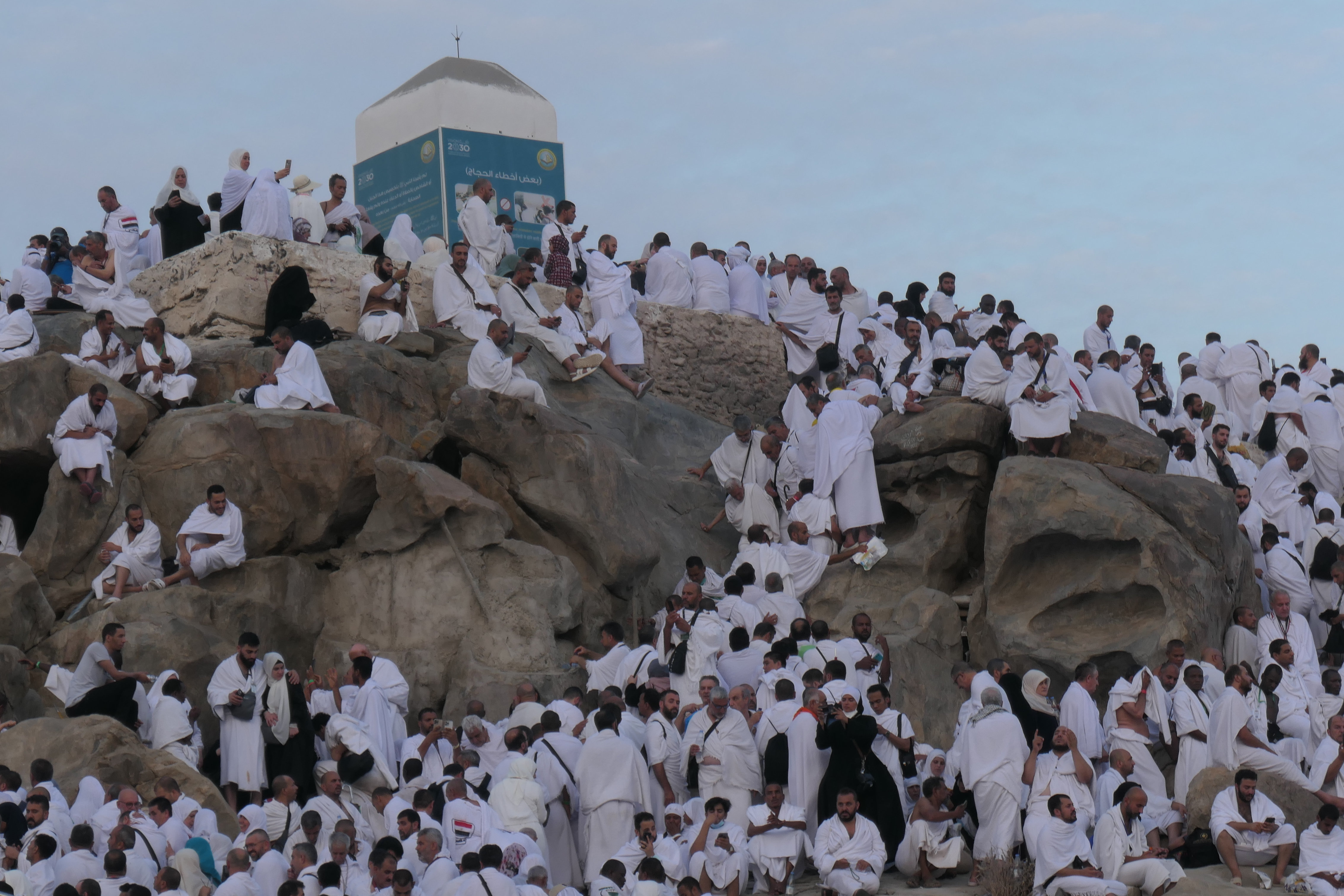  Umat Islam dari berbagai negara melaksanakan wukuf di Jabal Rahmah, Arafah, Arab Saudi, Selasa (27/6/2023)