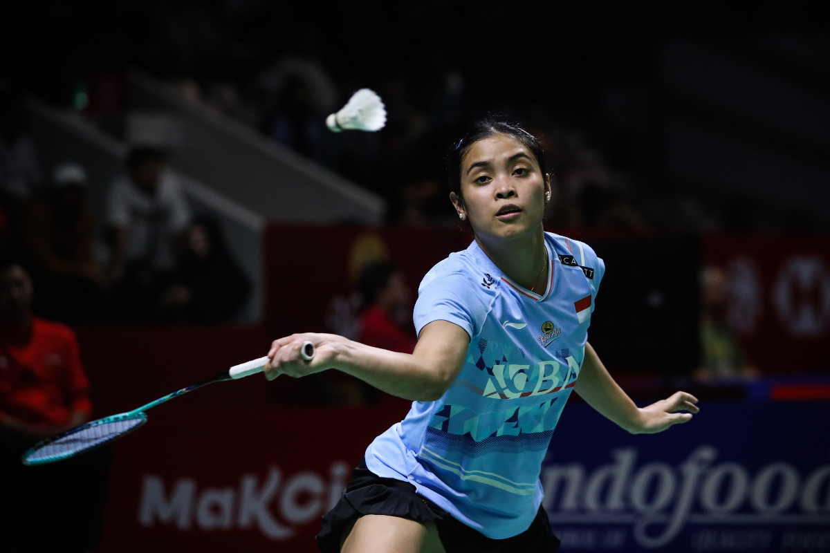 Pebulutangkis tunggal putri Indonesia Gregoria Mariska Tunjung berusaha mengembalikan kok ke arah pebulutangkis tunggal putri Thailand Supan