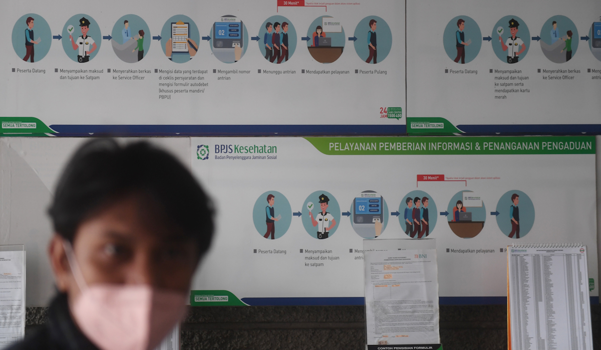 Warga mengantre di loket BPJS Kesehatan Jakarta Pusat 