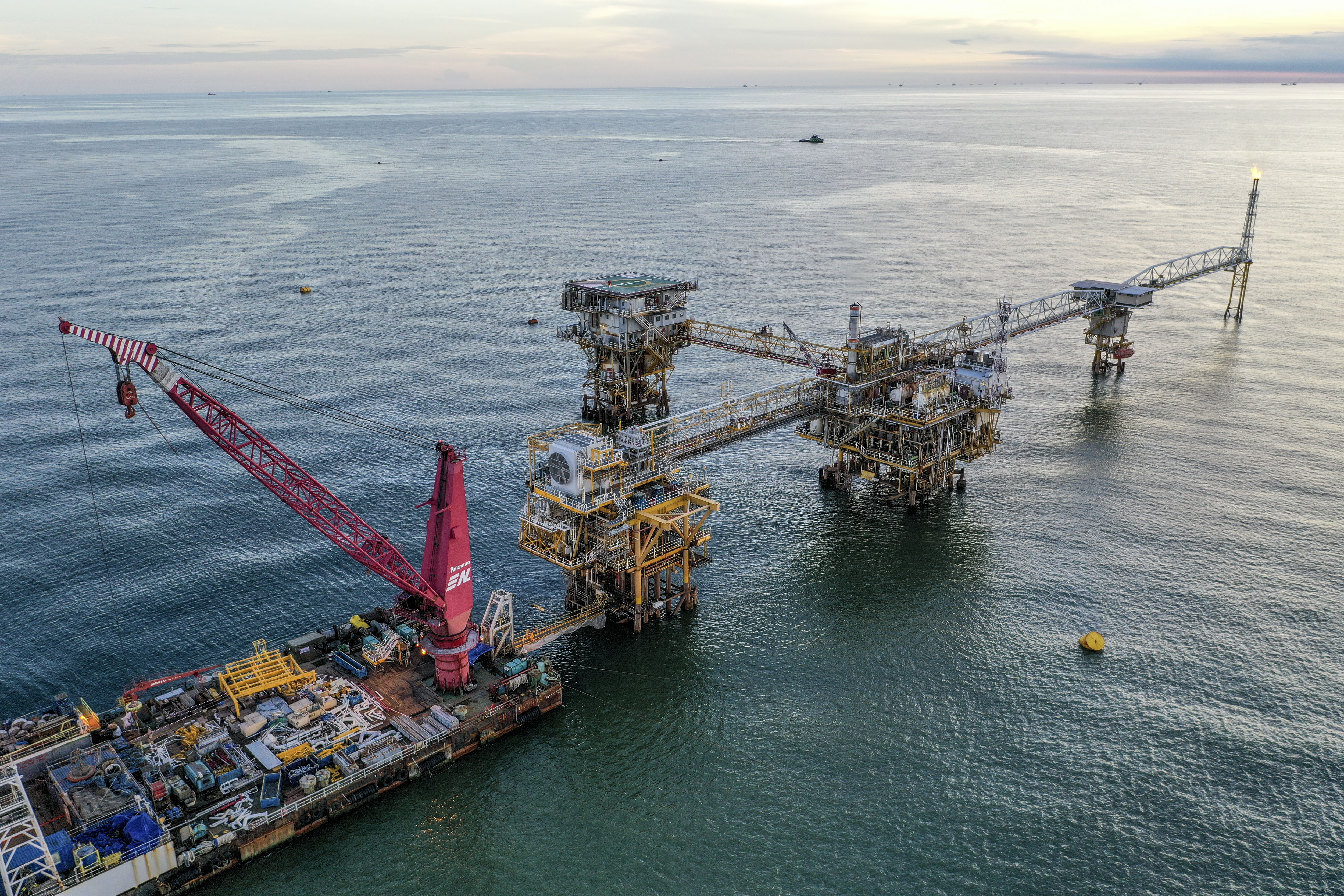 Foto udara anjungan lepas pantai lapangan Bekapai Pertamina Hulu Mahakam di Kalimantan Timur, Rabu (27/3/2024)