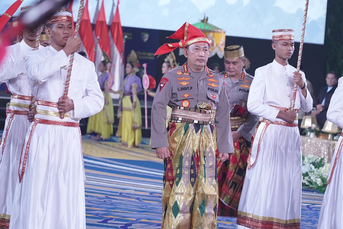 Kapolri Jenderal Listyo Sigit Prabowo (tengah).