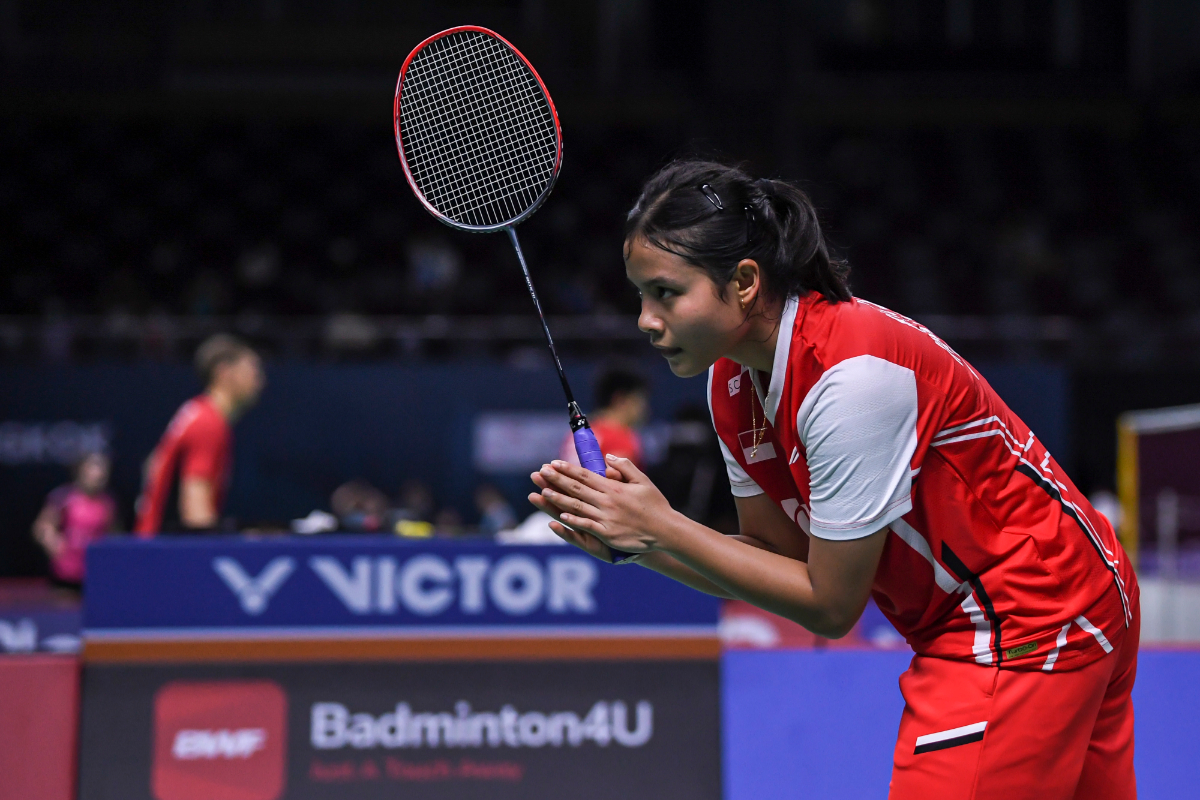 Pebulu tangkis tunggal putri Indonesia Komang Ayu Cahya Dewi memberikan salam usai menang atas lawannya pebulu tangkis tunggal putri Prancis