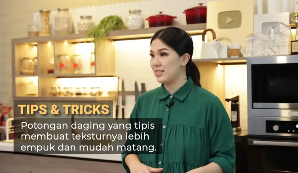 Chef Devina Hermawan membagikan tips untuk menghilangkan bau prengus pada daging kambing.