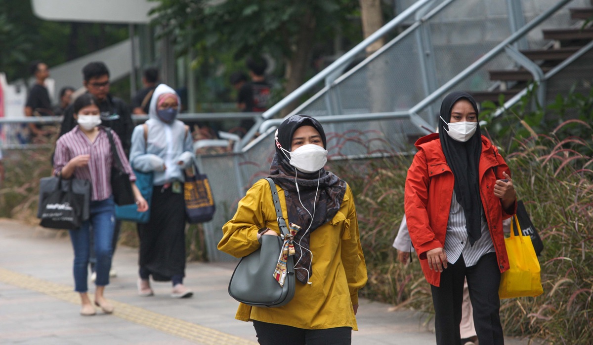Warga memakai masker saat beraktivitas di luar ruang di kawasan Sudirman, Jakarta