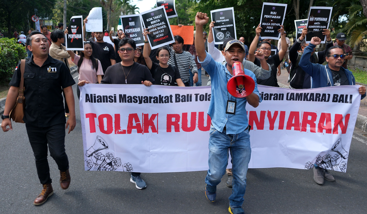 Ilustrasi: pengunjuk rasa dari Aliansi Masyarakat Bali Tolak RUU Penyiaran 