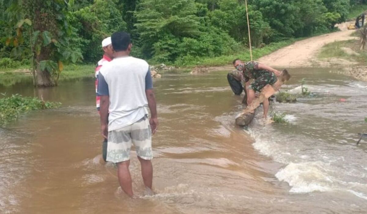 Warga di tengah banjir yang melanda Halmahera Selatan.