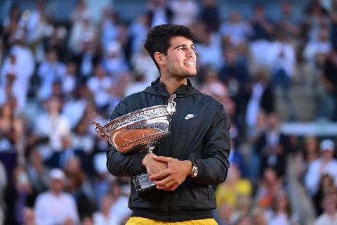 Carlos Alcaraz memenangkan gelar grand slam Prancis Terbuka setelah mengalahkan Alexander Zverev. 