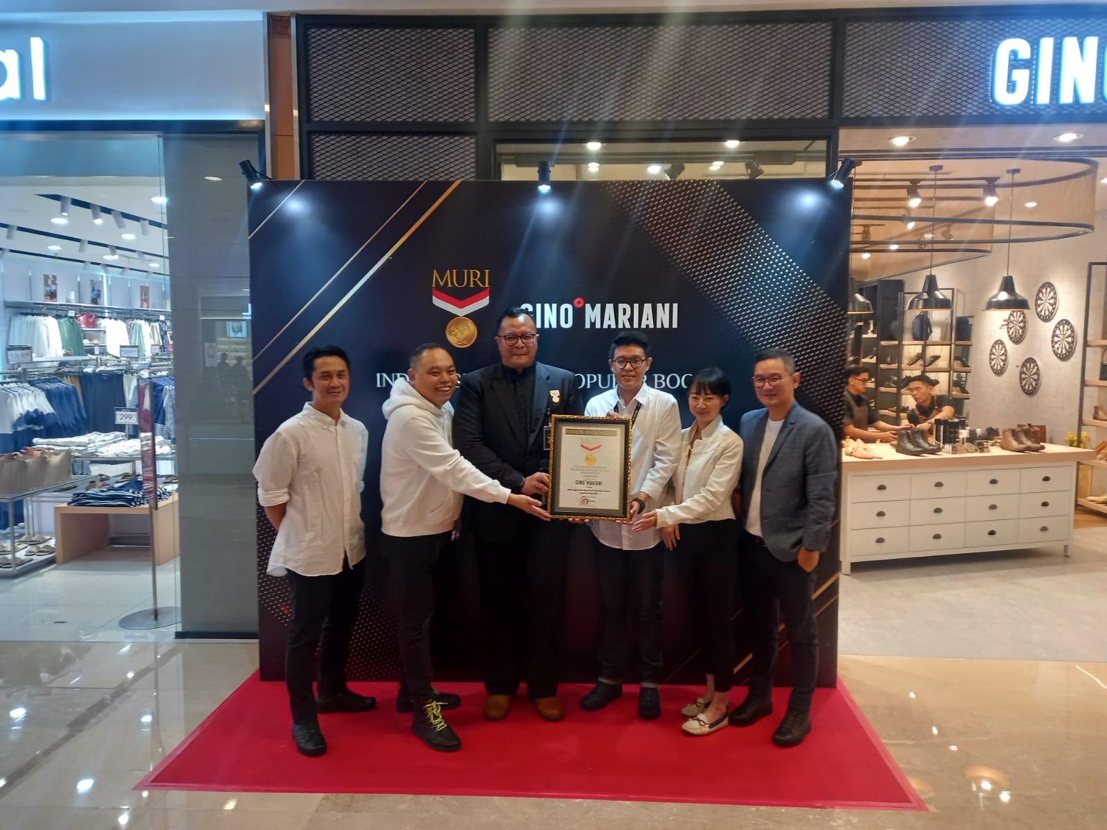  Rekor MURI untuk merek sepatu kulit dengan model boots terlama yang masih diproduksi.