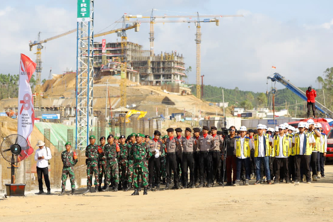 Pekerja bersama prajurit TNI dan Polri mengikuti Upacara Peringatan HUT ke-78 Kemerdekaan RI di Sumbu Kebangsaan IKN, Penajam Paser Utara