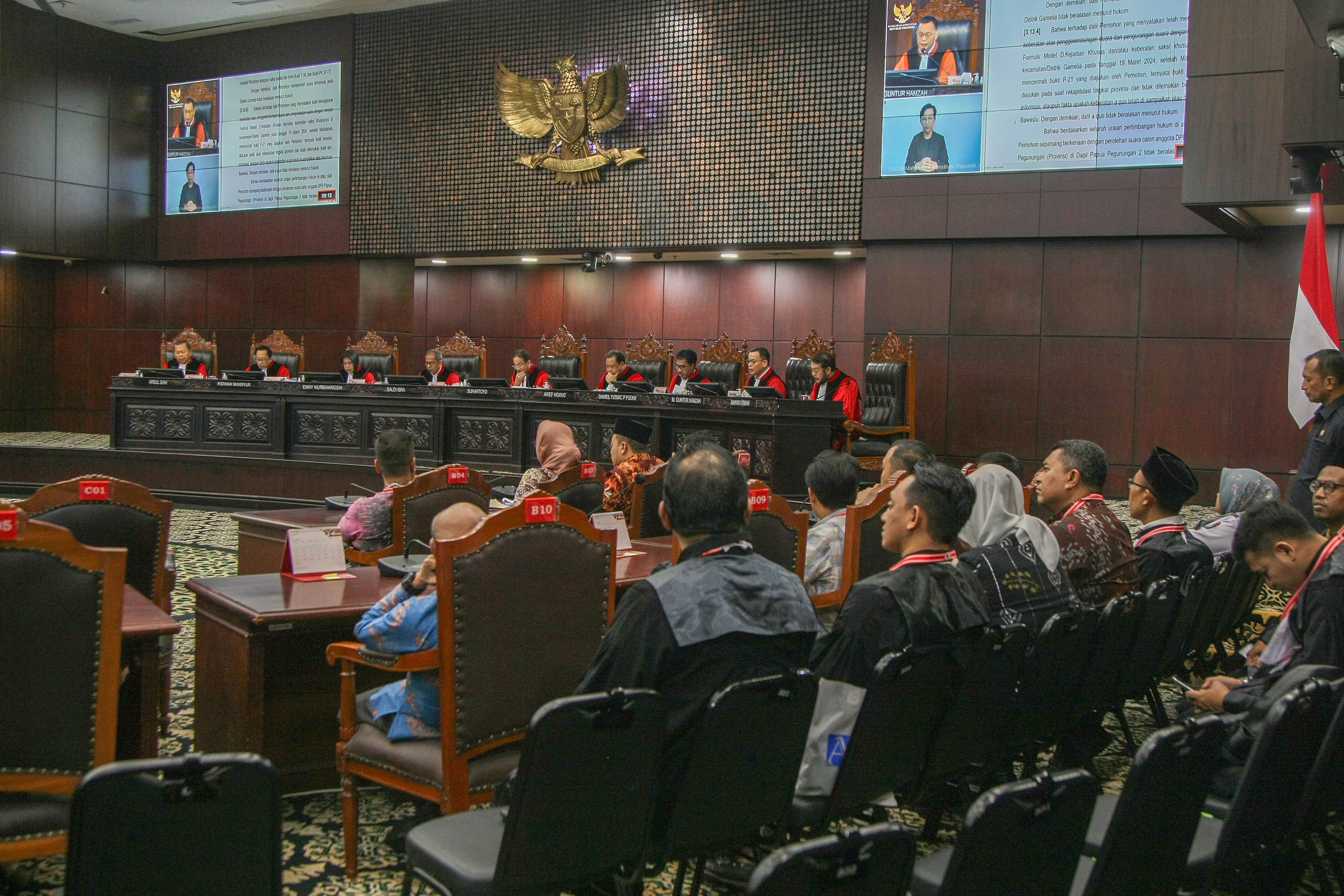 Jajaran s embilan hakim konstitusi memimpin sidang PHPU Pileg