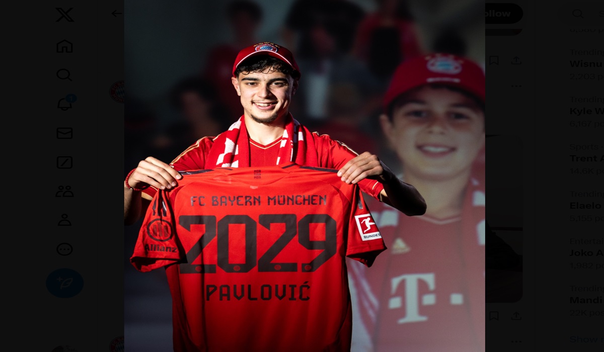 Gelandang Bayern Muenchen Aleksandar Pavlovic usai menandatangani perpanjangan kontrak.