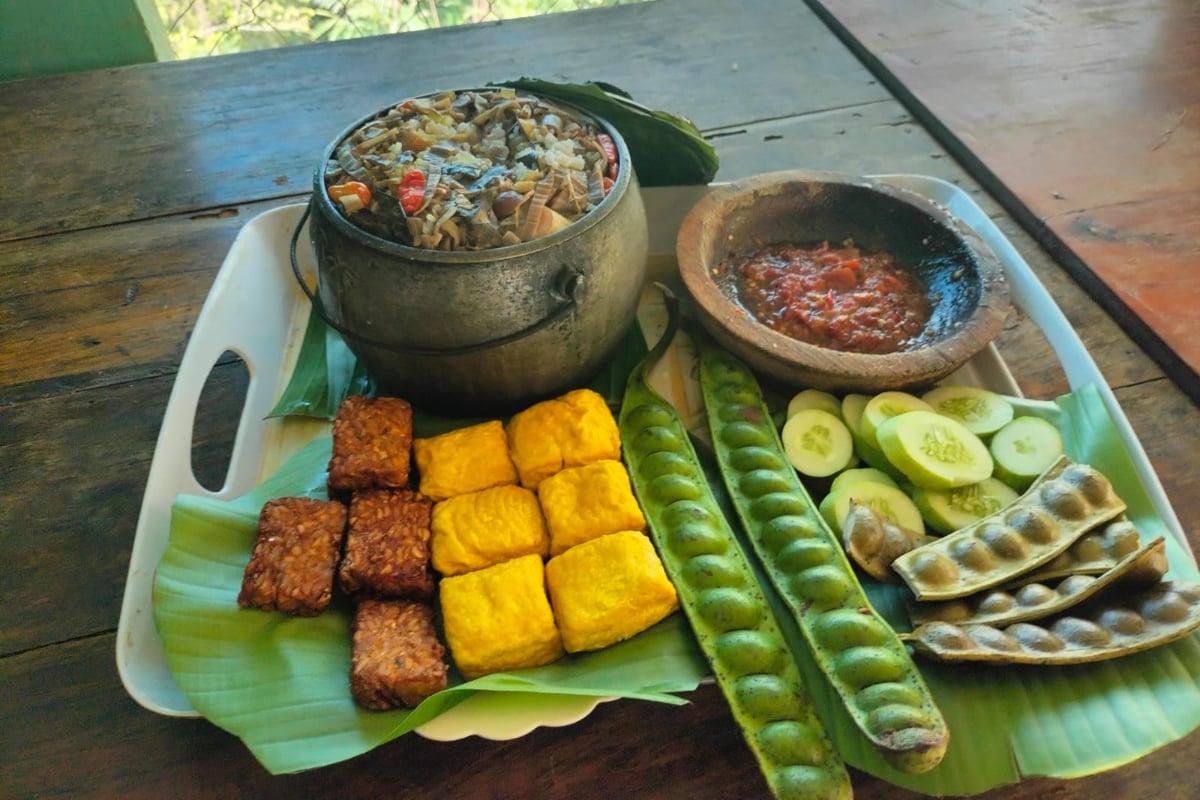 Wisata alam Gunung Pabeasan di Desa Malati Kecamatan Naringgul Kabupaten Cianjur, Jawa Barat, memiliki kuliner andalan yakni nasi liwet jant