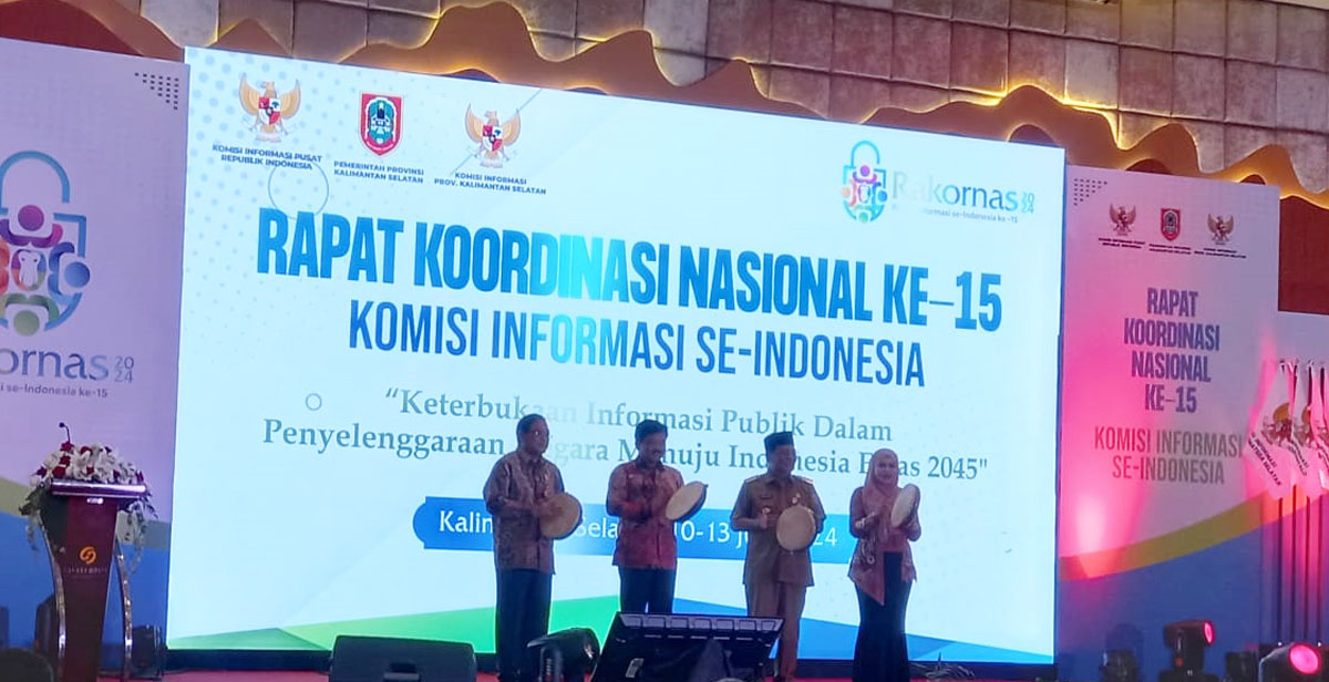 Penabuhan rebana oleh Menkopolhukam, Ketua KI Pusat dan Gubernur Kalsel menandai dibukanya Rakornas ke 15 KI di Banjarmasin Kalsel. 