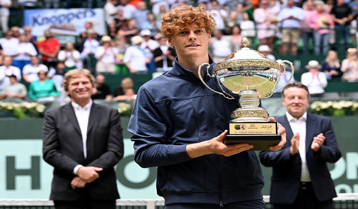 Petenis Italia Jannik Sinner usai menjadi juara di Halle Terbuka