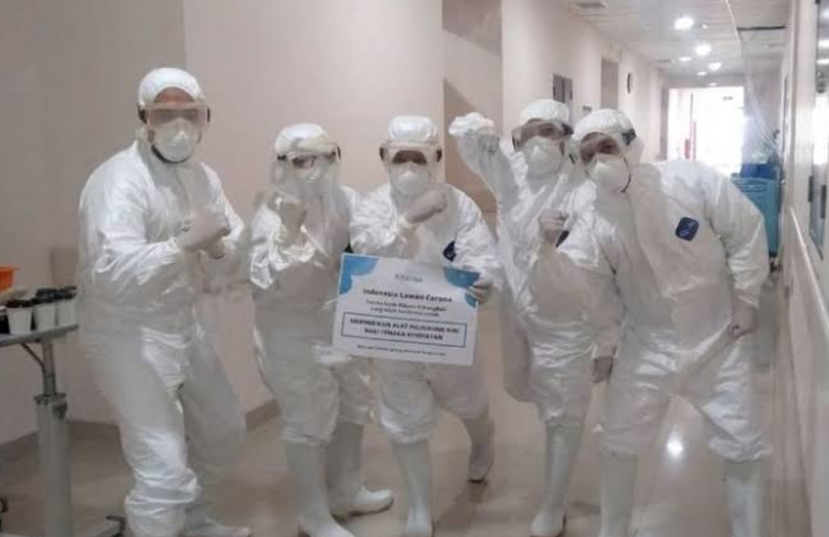 Ilustrasi tenaga kesehatan tengah merawat seorang anak di rumah sakit.