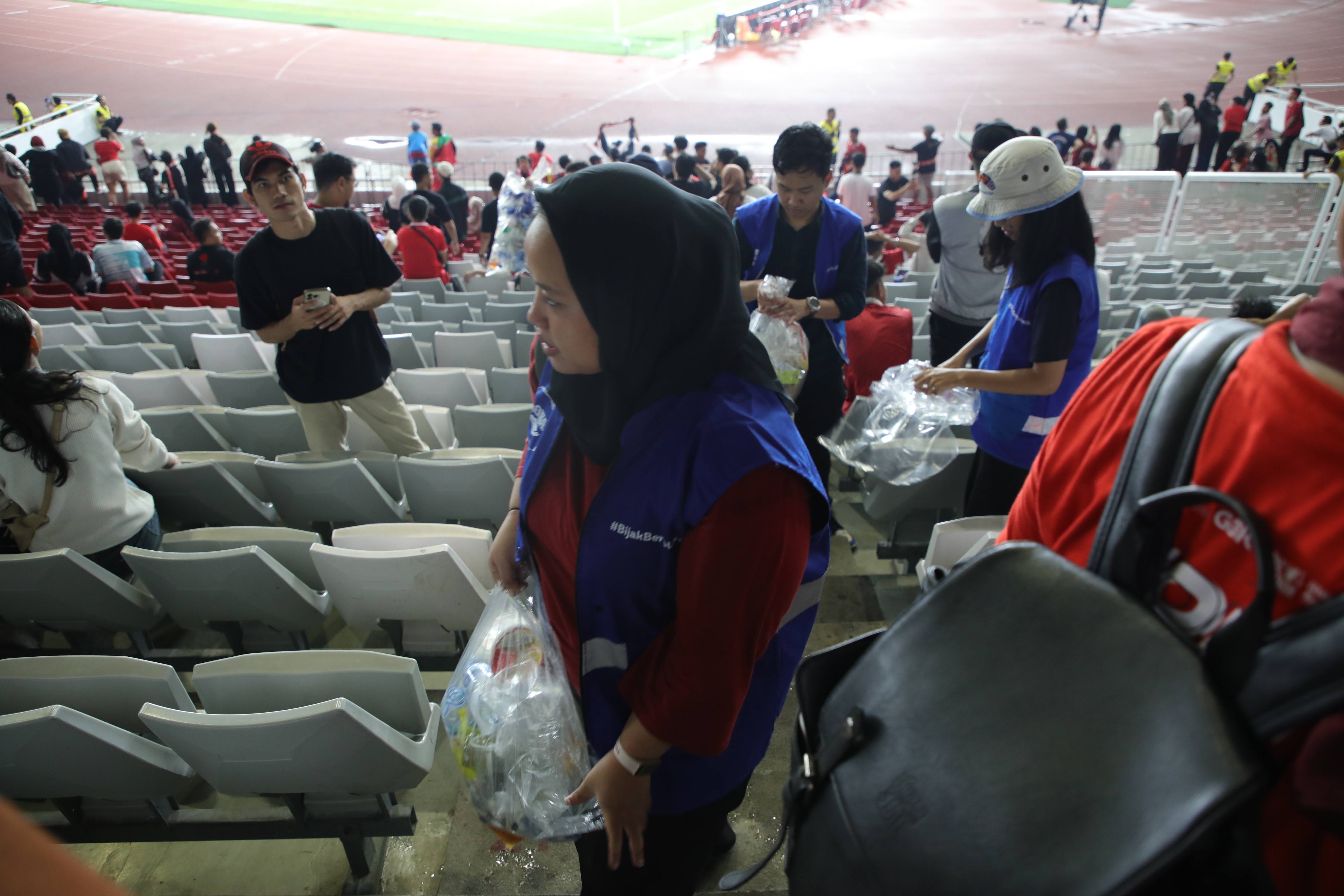 Aksi kali ini berhasil mengumpulkan 264 kg sampah dan melibatkan 60 relawan yang aktif membersihkan stadion.