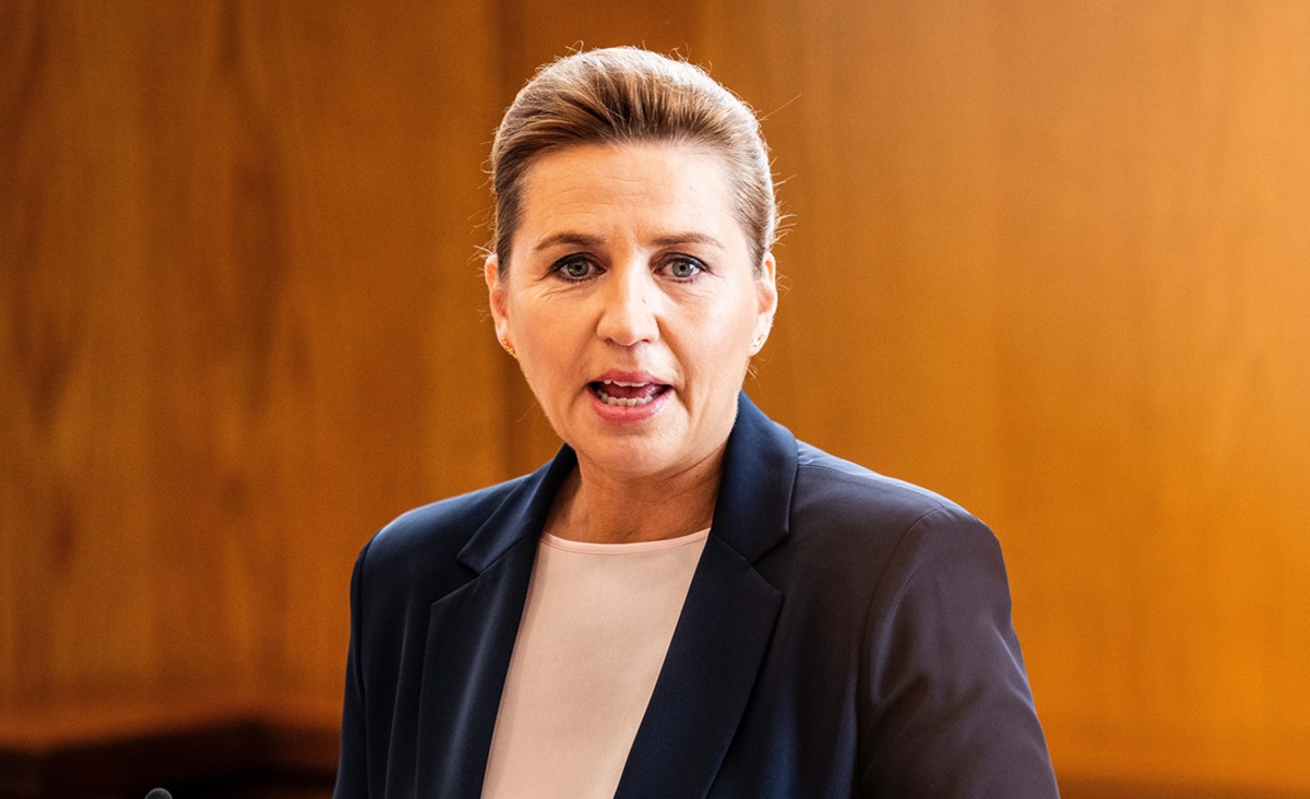 Serangan terhadap PM Denmark, Mette Frederiksen di Kopenhagen, menyebabkan  kekagetan dan cedera leher. 