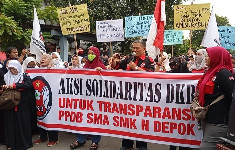 Emak-emak menggelar aksi protes terkait PPDB 2024 di Kota Depok yang diduga tidak transparan.
