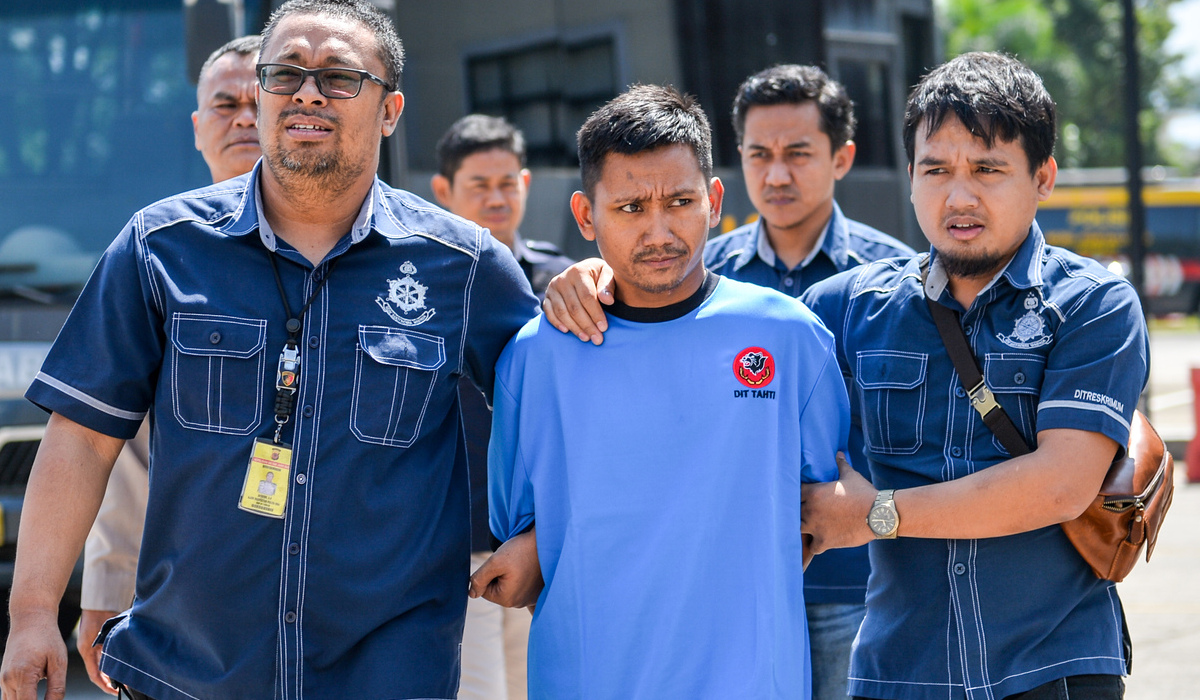 Petugas Kepolisian menggiring tersangka kasus pembunuhan Vina Cirebon, Pegi Setiawan.