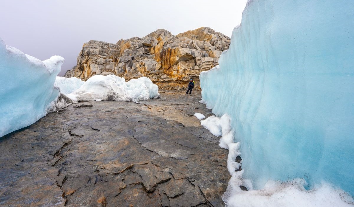 Seorang turis menjelajahi gletser Ritacuba Blanco di Taman Alam Nasional El Cocuy di provinsi Boyaca, Kolombia, pada 19 April 2024.