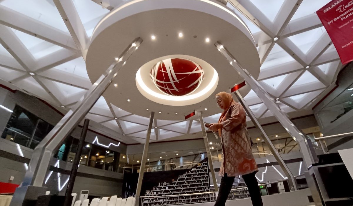 Pergerakan saham-saham yang terpampang pada layar elektronik di Bursa Efek Indonesia (BEI), Jakarta, Senin (26/2/2024).