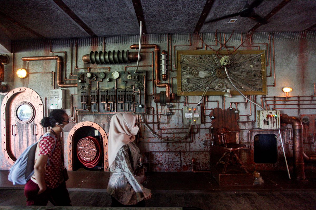 Pengunjung berjalan di dekat area properti Kinema Infinite Studio di Kawasan Ekonomi Khusus (KEK) Nongsa Digital Park.