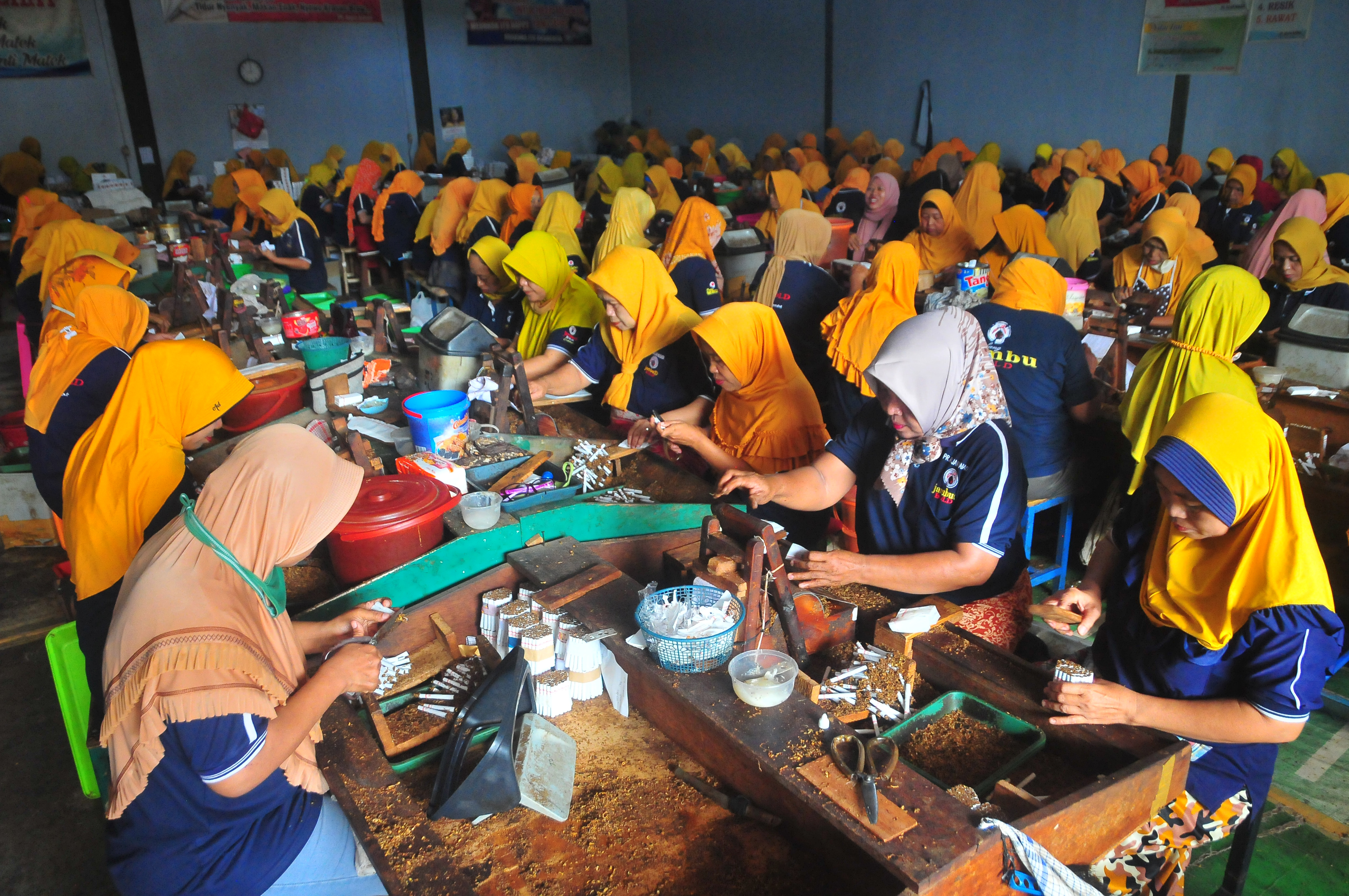 Pekerja pabrik tengah melakukan aktivitas produksi. 