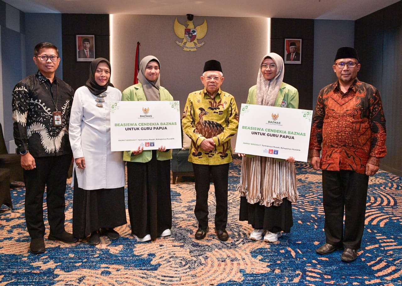 Disaksikan Wapres, BAZNAS RI Serahkan Beasiswa untuk Guru di Papua