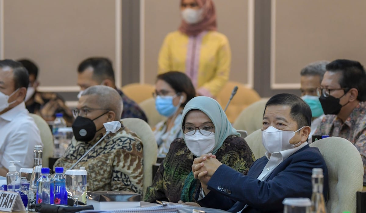 Kepala Bappenas Suharso Monoarfa (kanan) mengikuti rapat panitia kerja dengan Pansus RUU IKN 