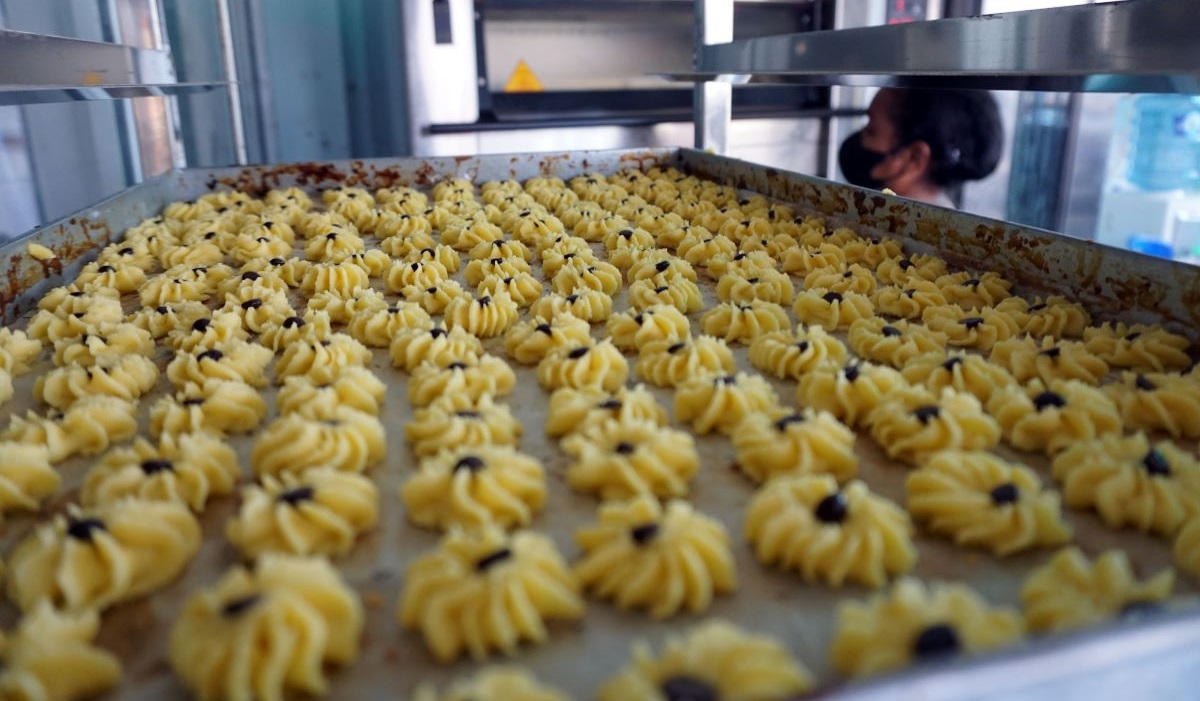 Perajin memproduksi kue kering di Kota Sorong, Papua Barat Daya, Senin (18/4/2022).