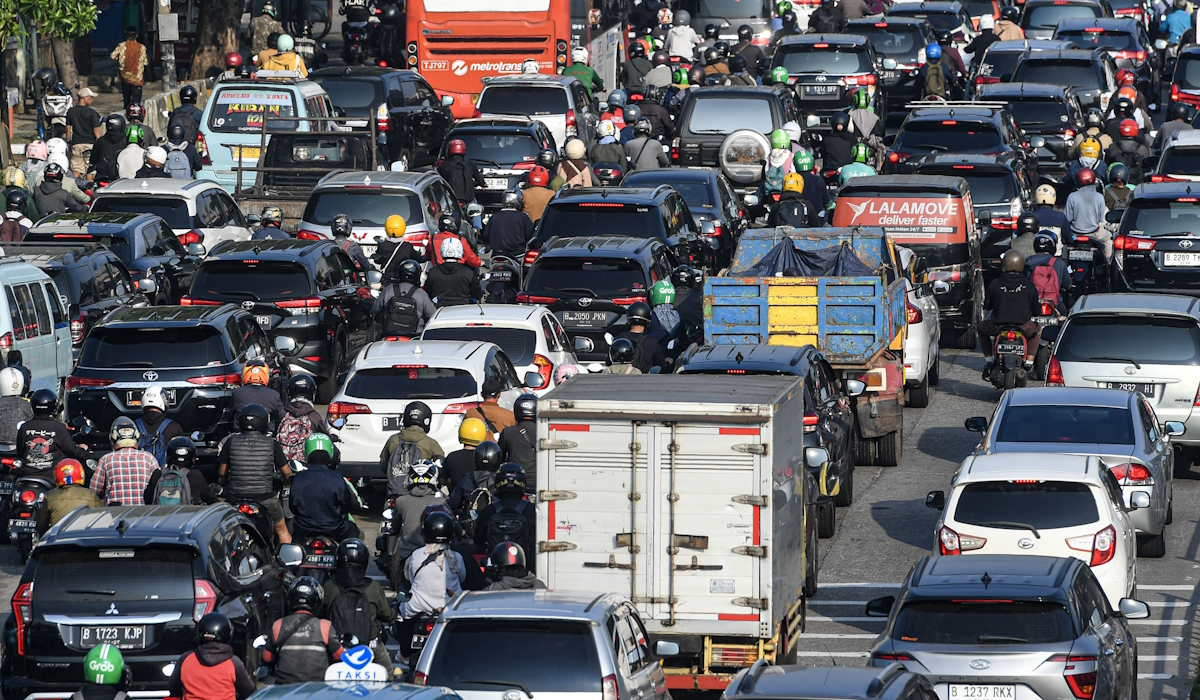 Kendaraan melintas di Jalan Kyai Haji Abdullah Syafei, Jakarta 