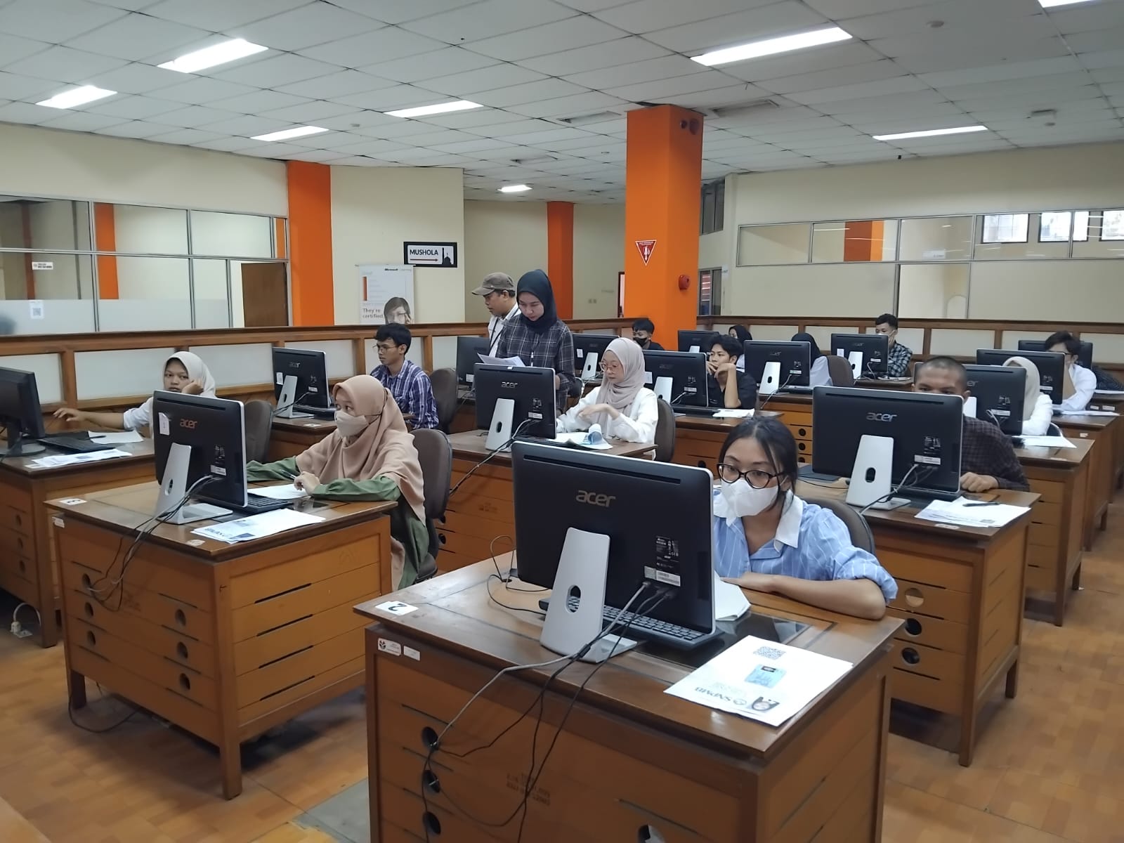  Para peserta yang mengikuti pelaksanaan UTBK gelombang I di UPI, Bandung.