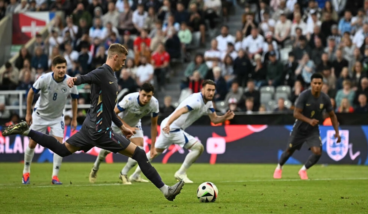 Pemain timnas Inggris Cole Palmer mencetak gol dari titik penalti di laga persahabatan melawan timnas Bosnia-Herzegovina.