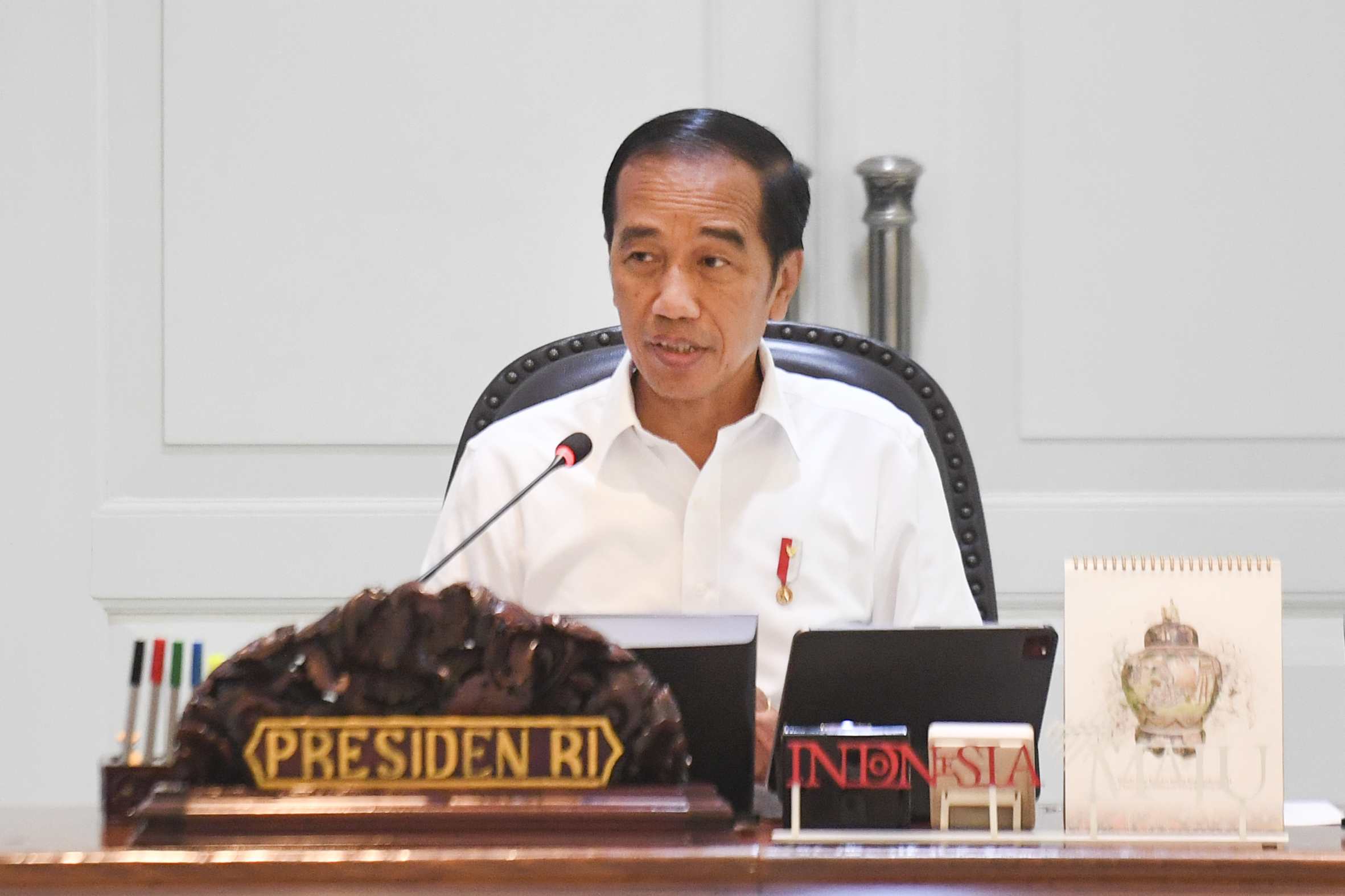  Presiden Joko Widodo memimpin rapat terbatas (ratas). 