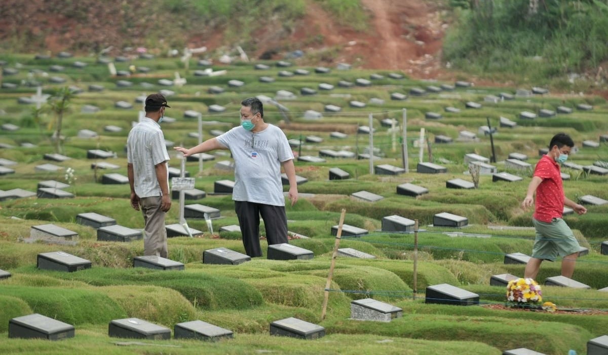 Warga melakukan ziarah pada makam keluarganya di TPU Pondok Ranggon, Jakarta, Selasa (31/8/2021).