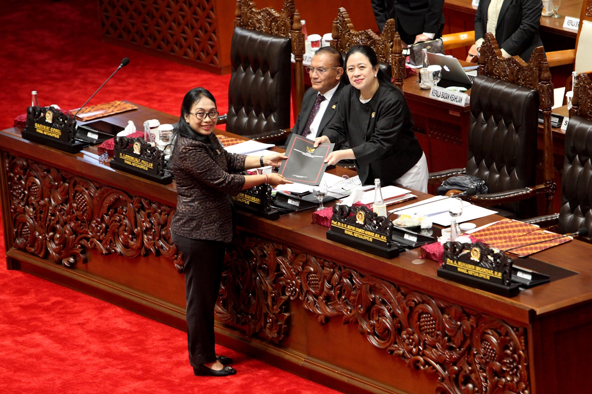 Menteri PPPA Bintang Puspayoga (kiri) menyerahkan pandangan pemerintah kepada Ketua DPR Puan Maharani saat pengesahan UU KIA