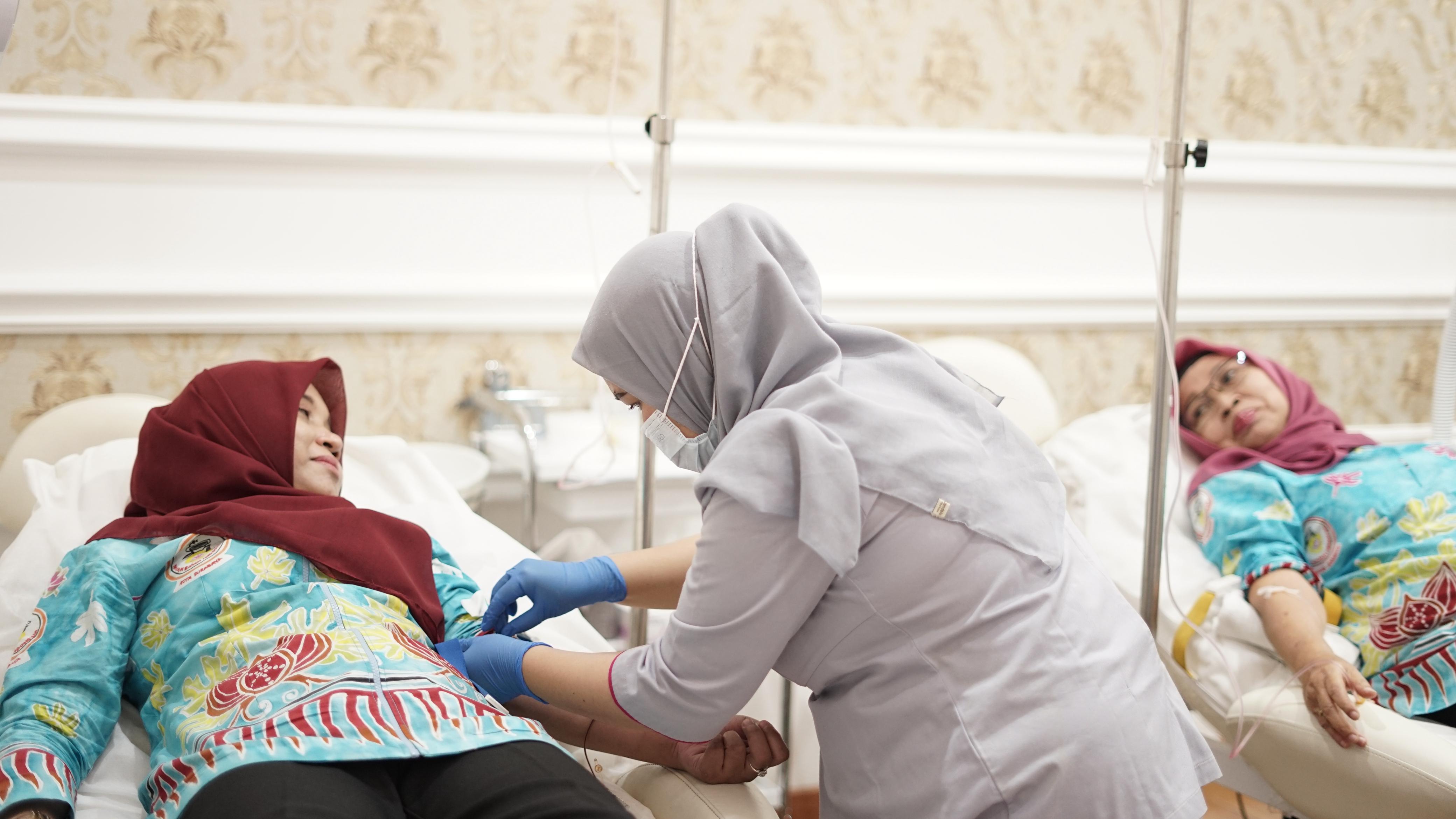 Bidan mendapatkan perawatan berupa infuse immune booster, konsultasi dan diskon khusus. 