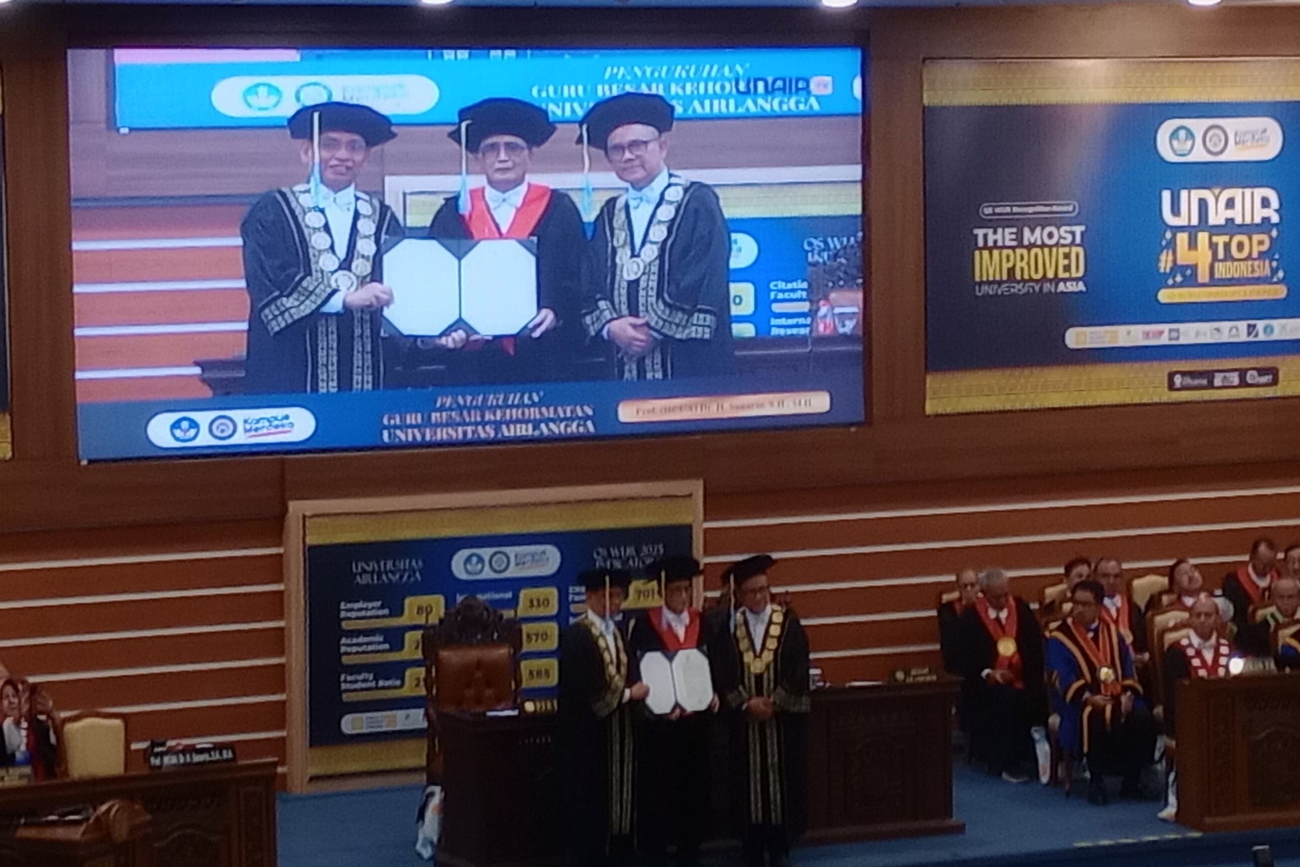 Rektor Universitas Airlangga Prof. Mohammad Nasih (kiri) memberikan SK Guru besar kepada Wakil Ketua MA Bidang Yudisial Sunarto (tengah).